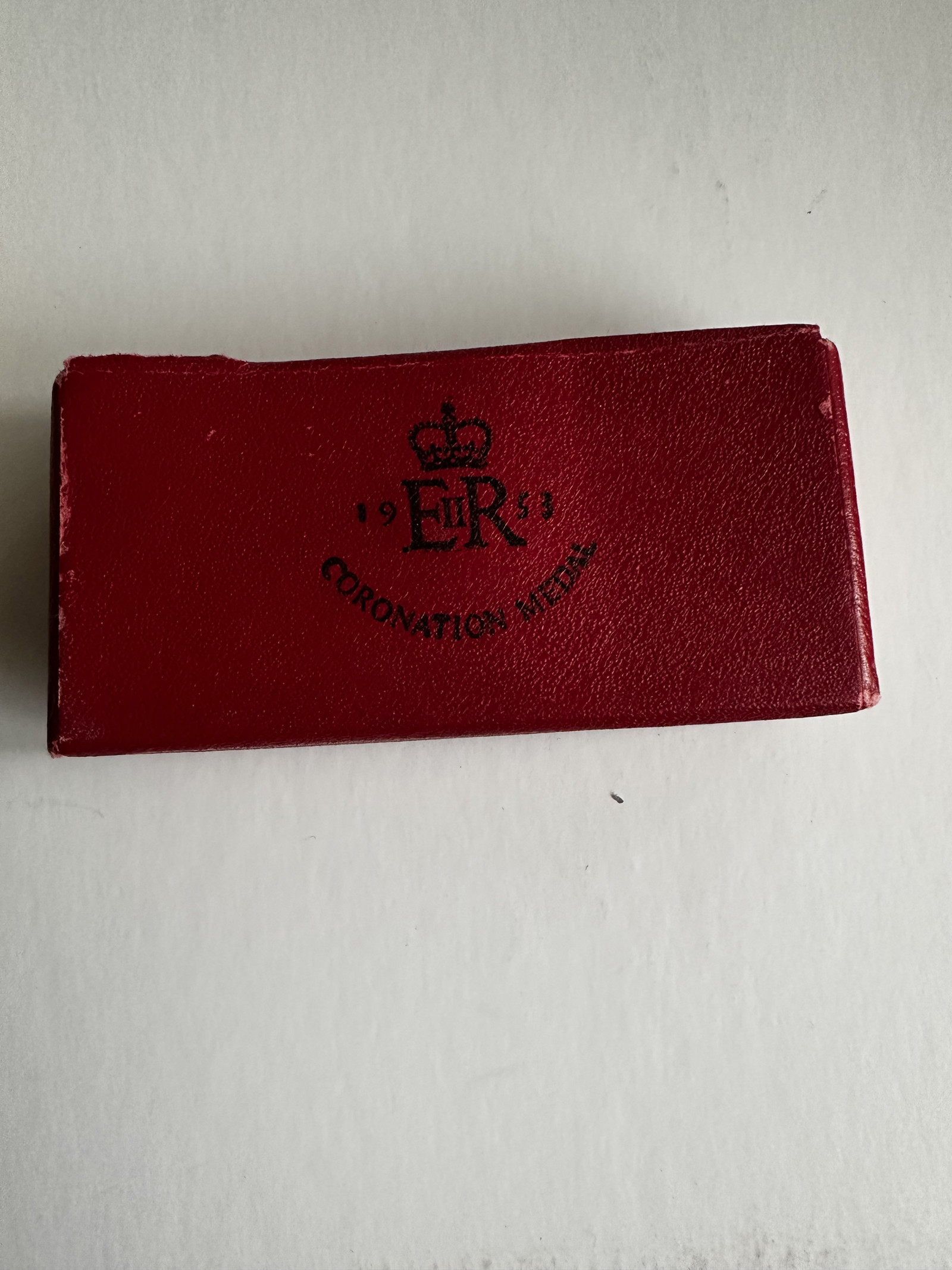 Kompletní korunovační set 1953 – medaile, palácový dopis, etue a dobový sluneční kompas