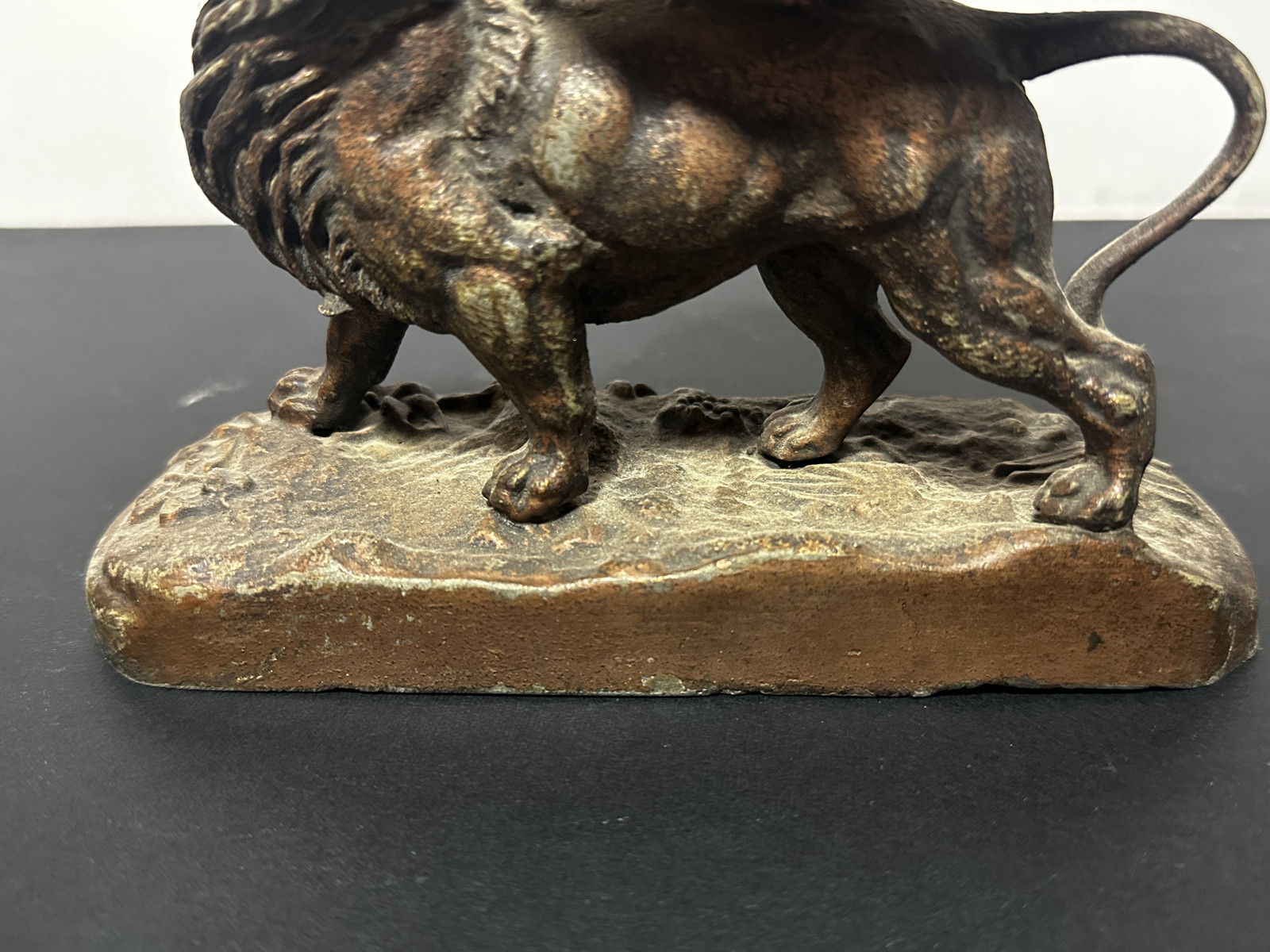 Figurální stolní hodiny s lvem