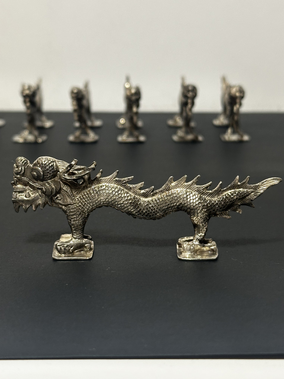 Stříbrný set dekorativních draků