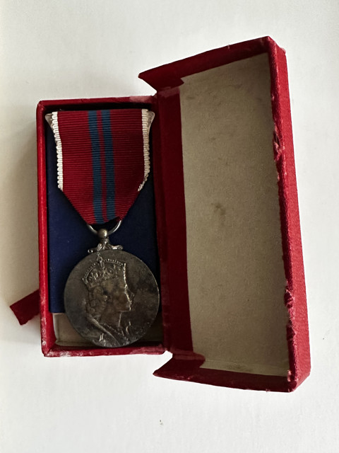 Complete coronation set 1953 – medal, palace letter, case and period sun compass - 4