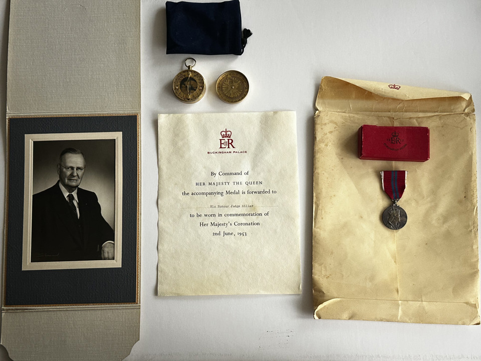 Kompletní korunovační set 1953 – medaile, palácový dopis, etue a dobový sluneční kompas