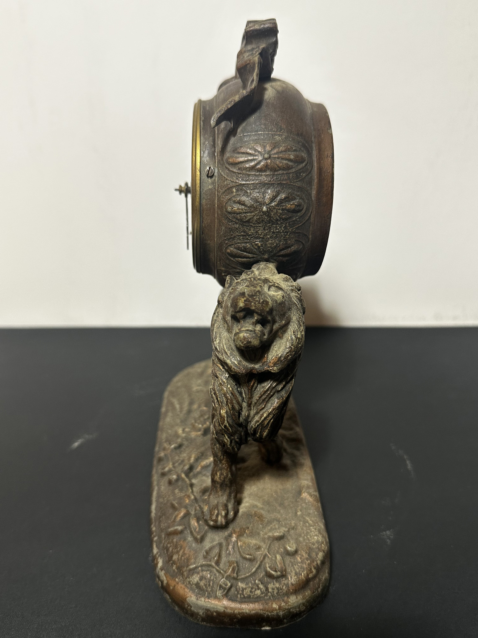 Figurální stolní hodiny s lvem