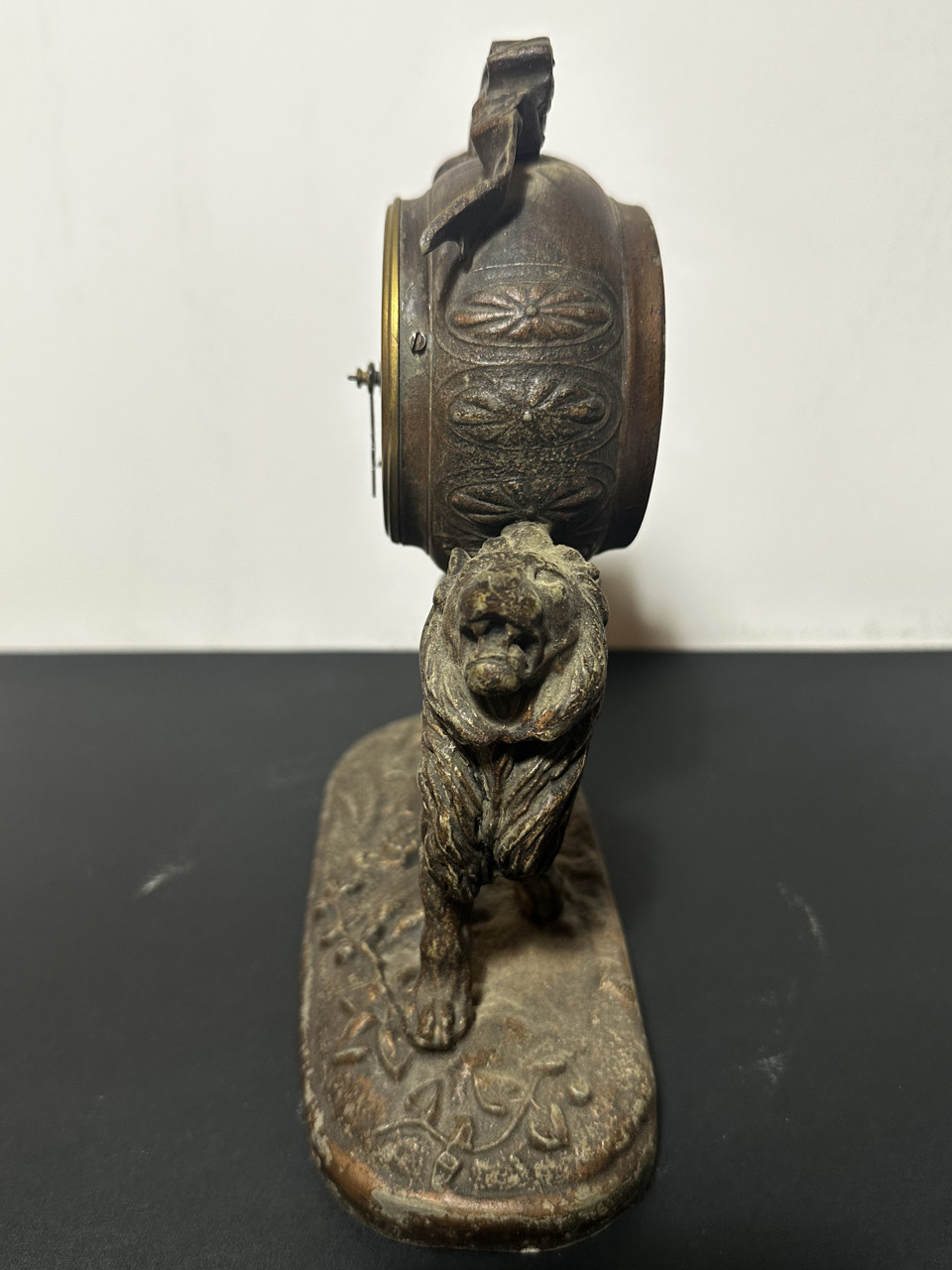 Figurální stolní hodiny s lvem