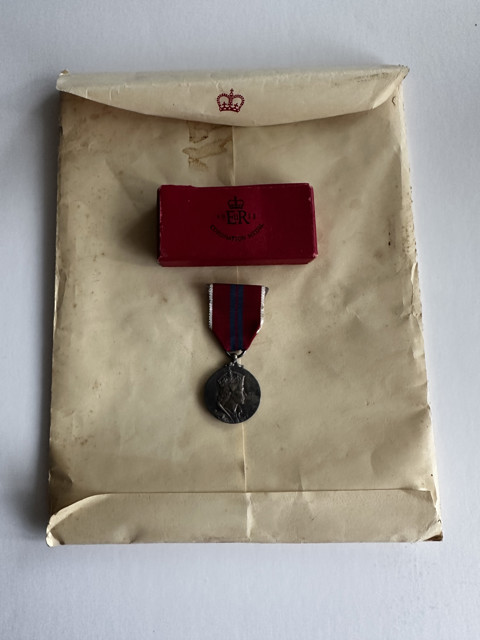Complete coronation set 1953 – medal, palace letter, case and period sun compass - 2