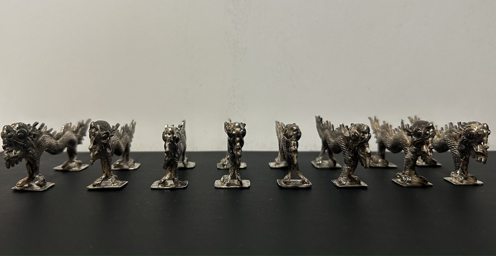 Stříbrný set dekorativních draků