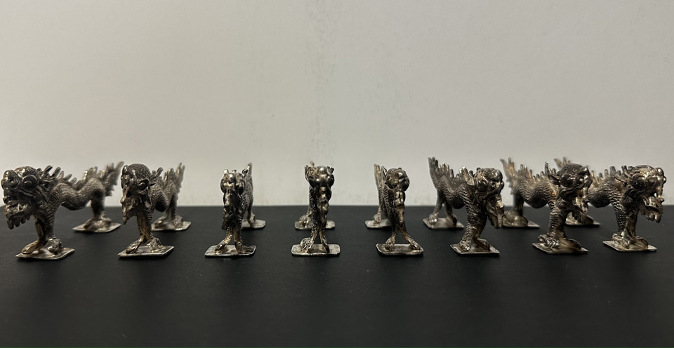 Stříbrný set dekorativních draků