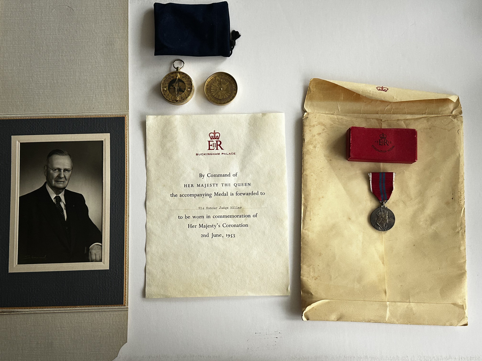 Kompletní korunovační set 1953 – medaile, palácový dopis, etue a dobový sluneční kompas