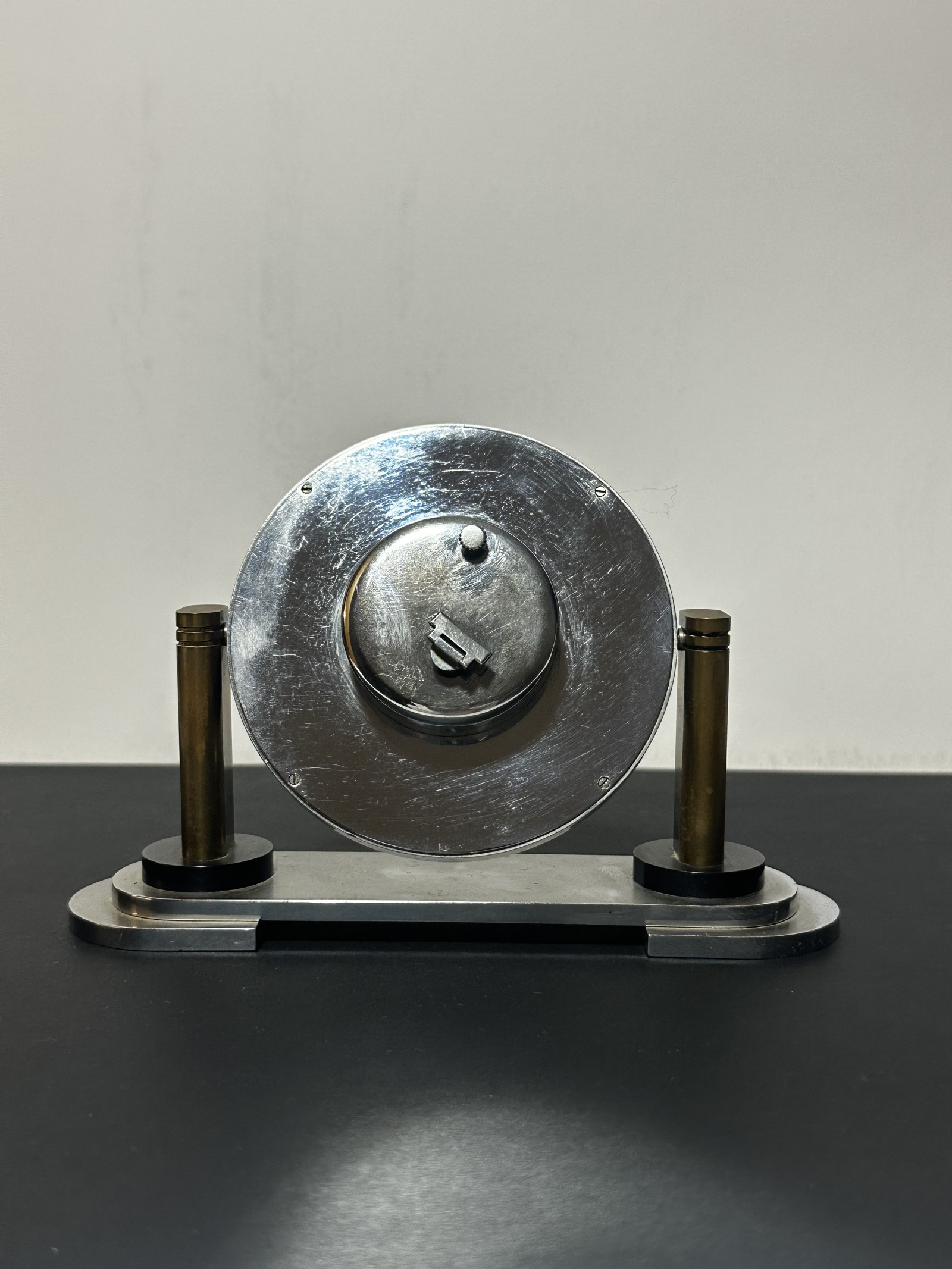 Elegantní stolní hodiny s noblesním kovovým stojanem