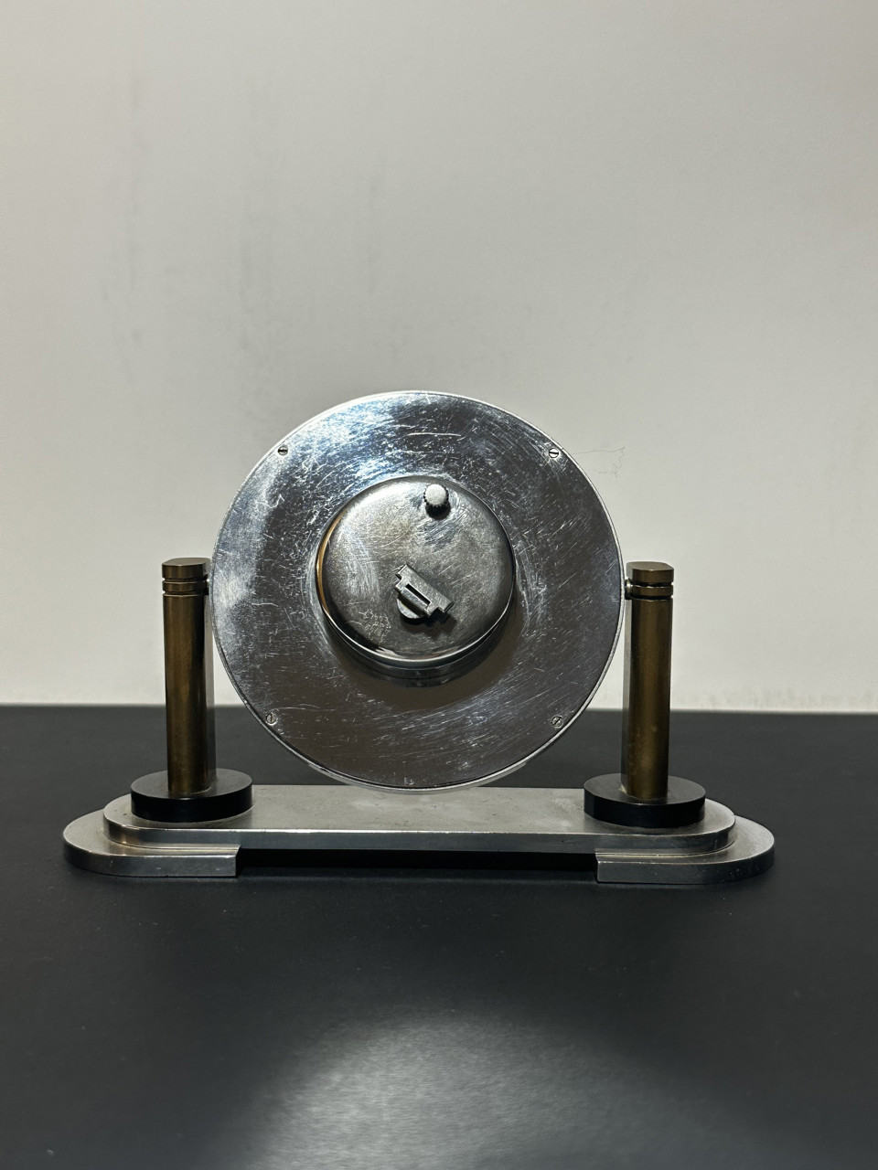 Elegantní stolní hodiny s noblesním kovovým stojanem