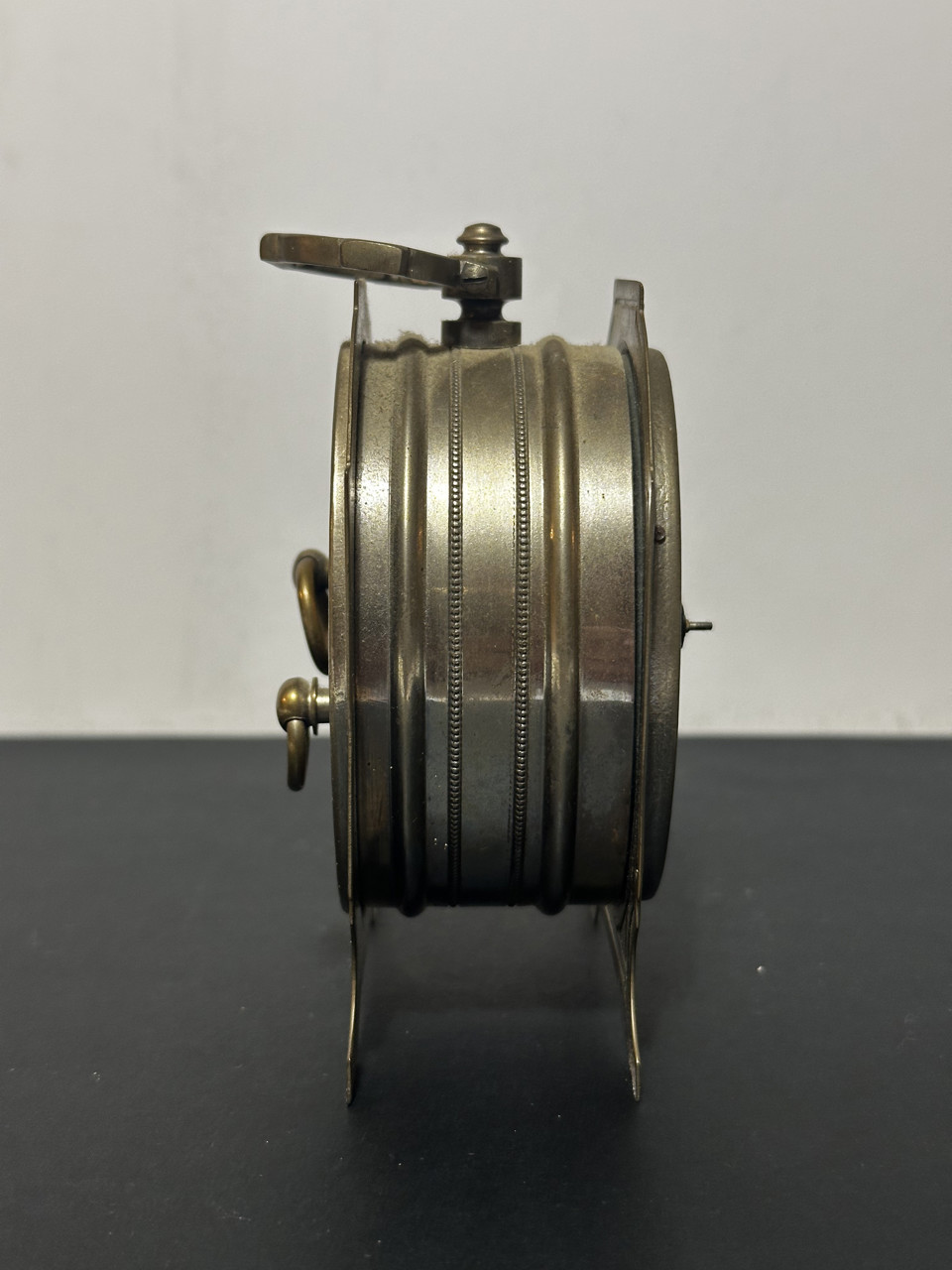 Starožitný kovový budík – elegantní stolní kus s dobovou nobleso