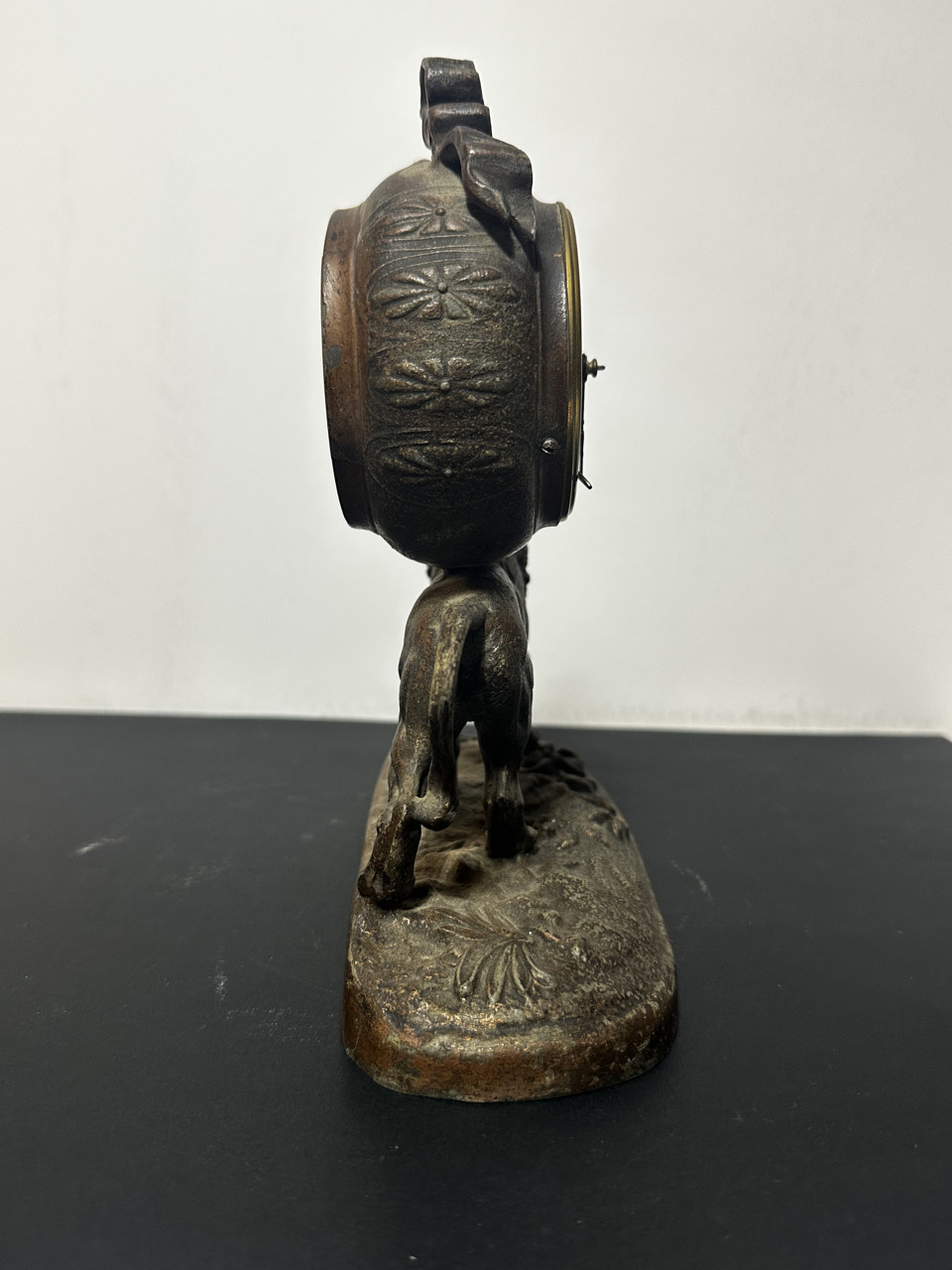 Figurální stolní hodiny s lvem