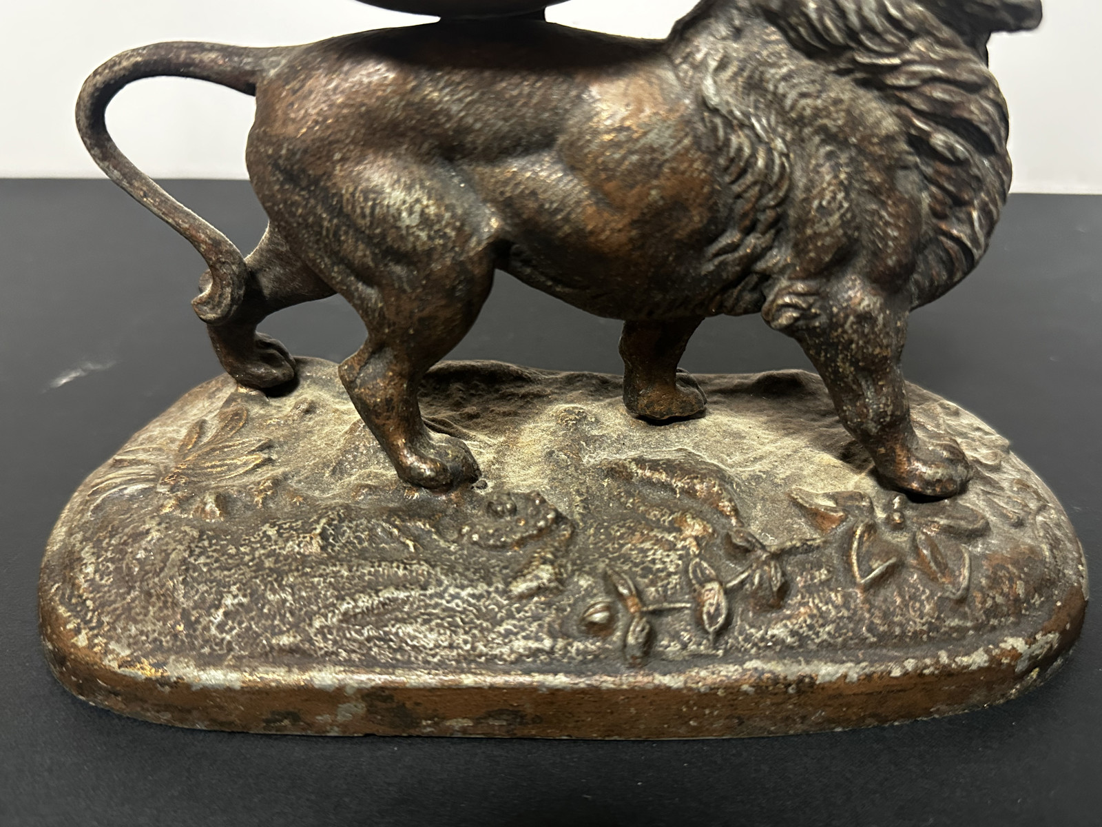 Figurální stolní hodiny s lvem