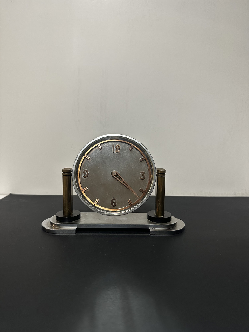 Elegantní stolní hodiny s noblesním kovovým stojanem