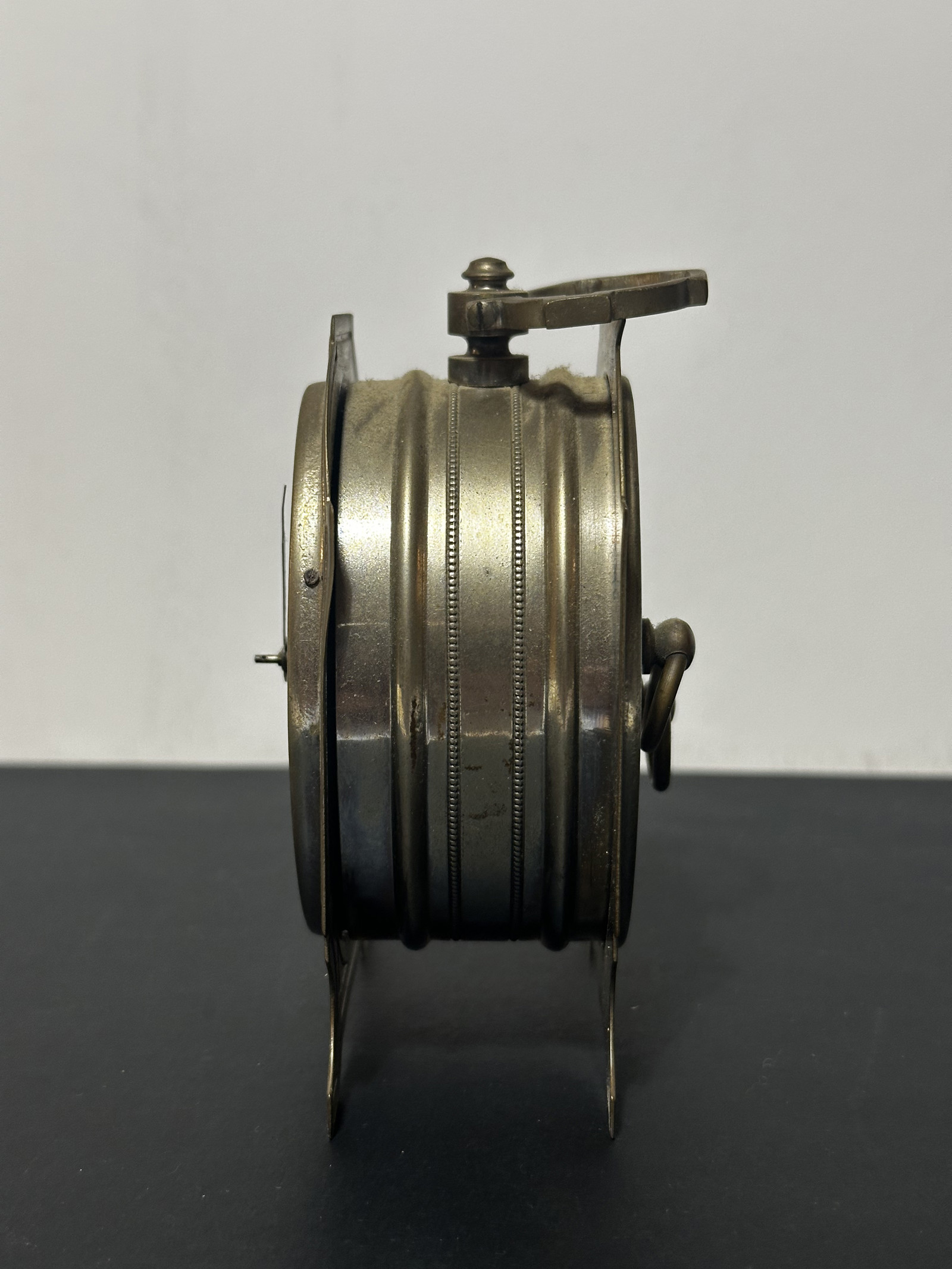 Starožitný kovový budík – elegantní stolní kus s dobovou nobleso