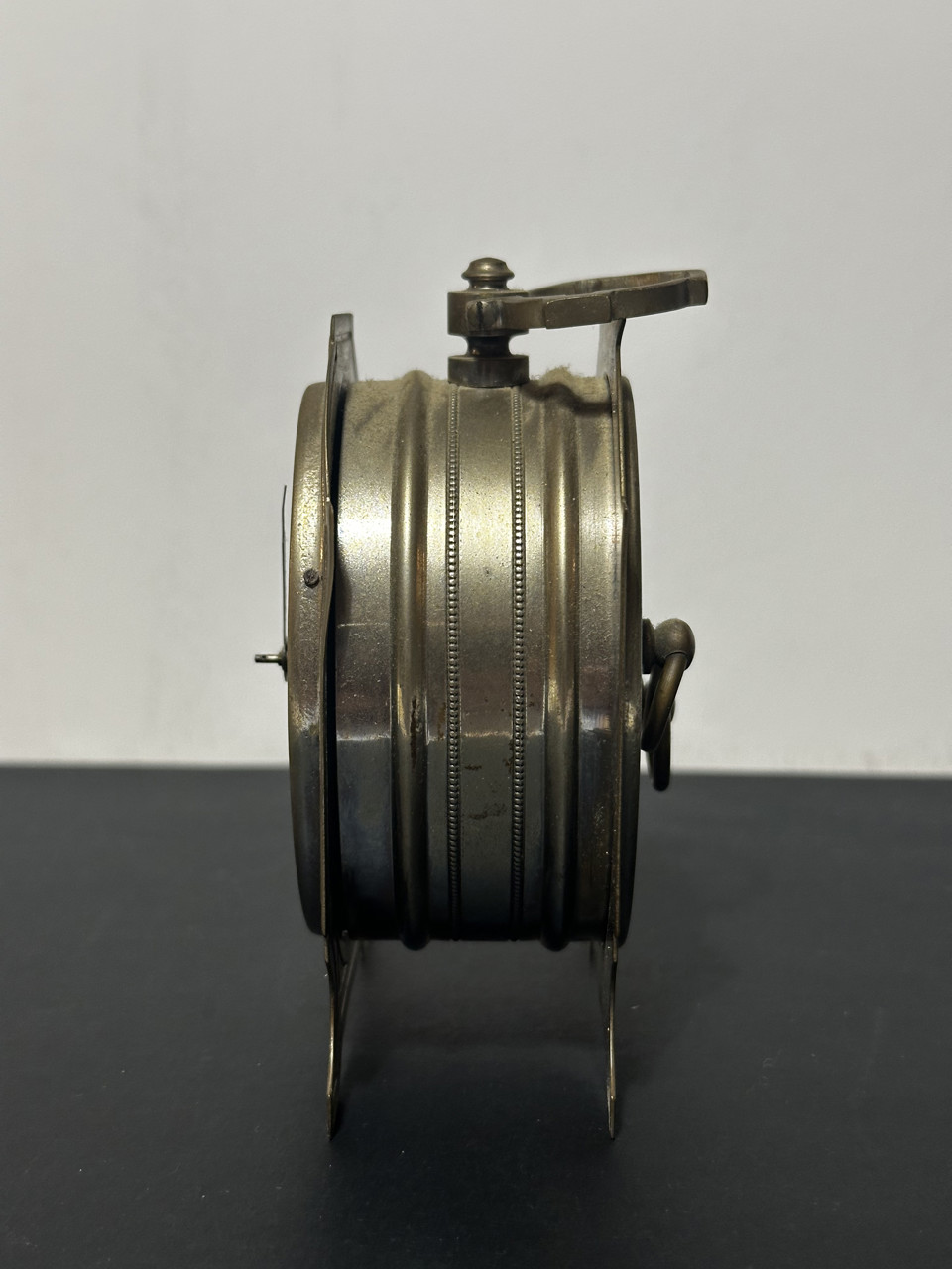 Starožitný kovový budík – elegantní stolní kus s dobovou nobleso