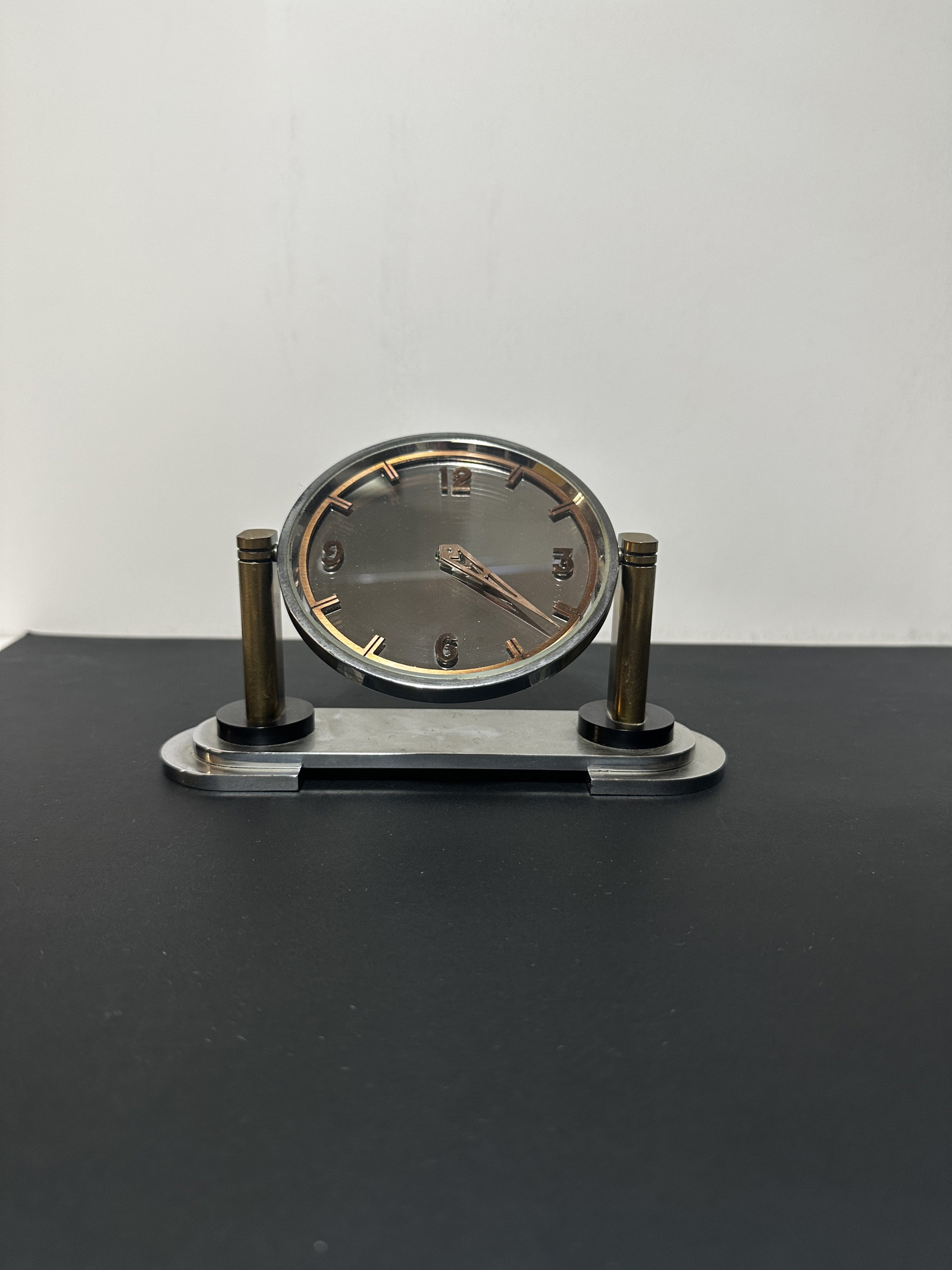 Elegantní stolní hodiny s noblesním kovovým stojanem