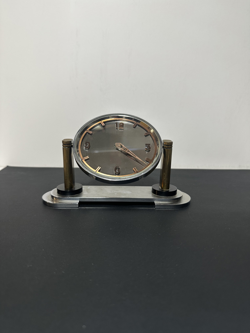 Elegantní stolní hodiny s noblesním kovovým stojanem