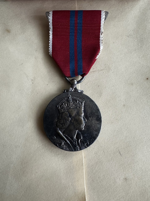 Complete coronation set 1953 – medal, palace letter, case and period sun compass - 3