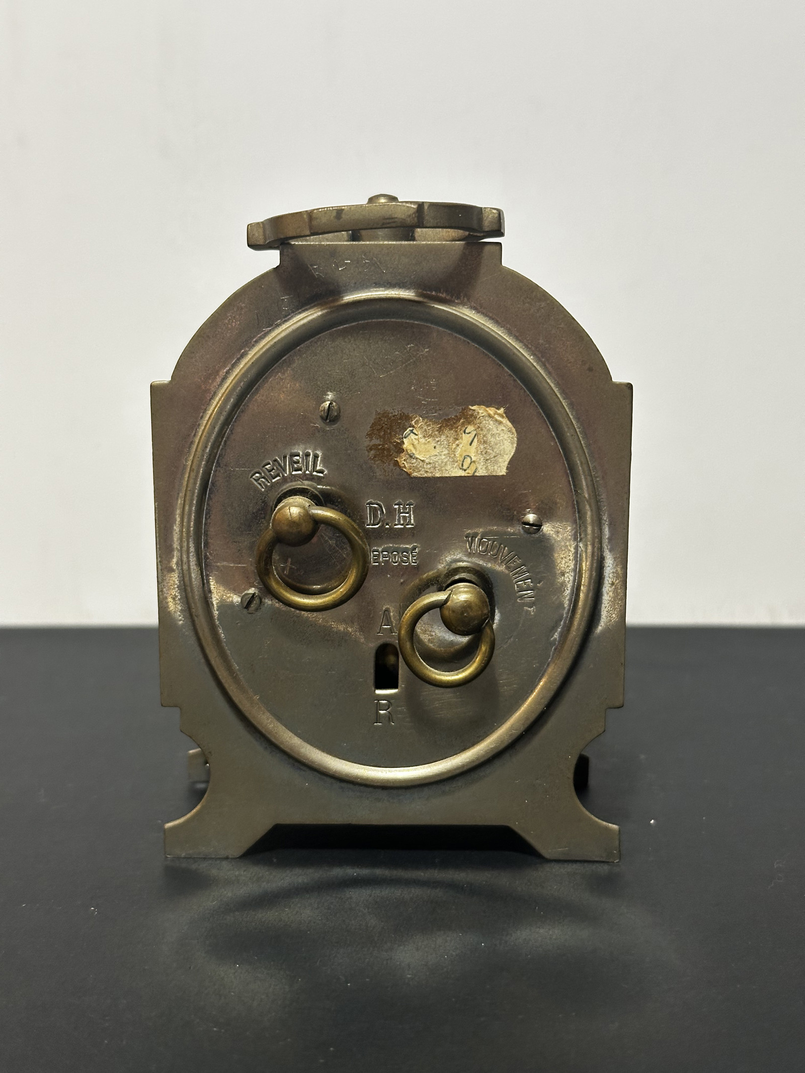 Starožitný kovový budík – elegantní stolní kus s dobovou nobleso